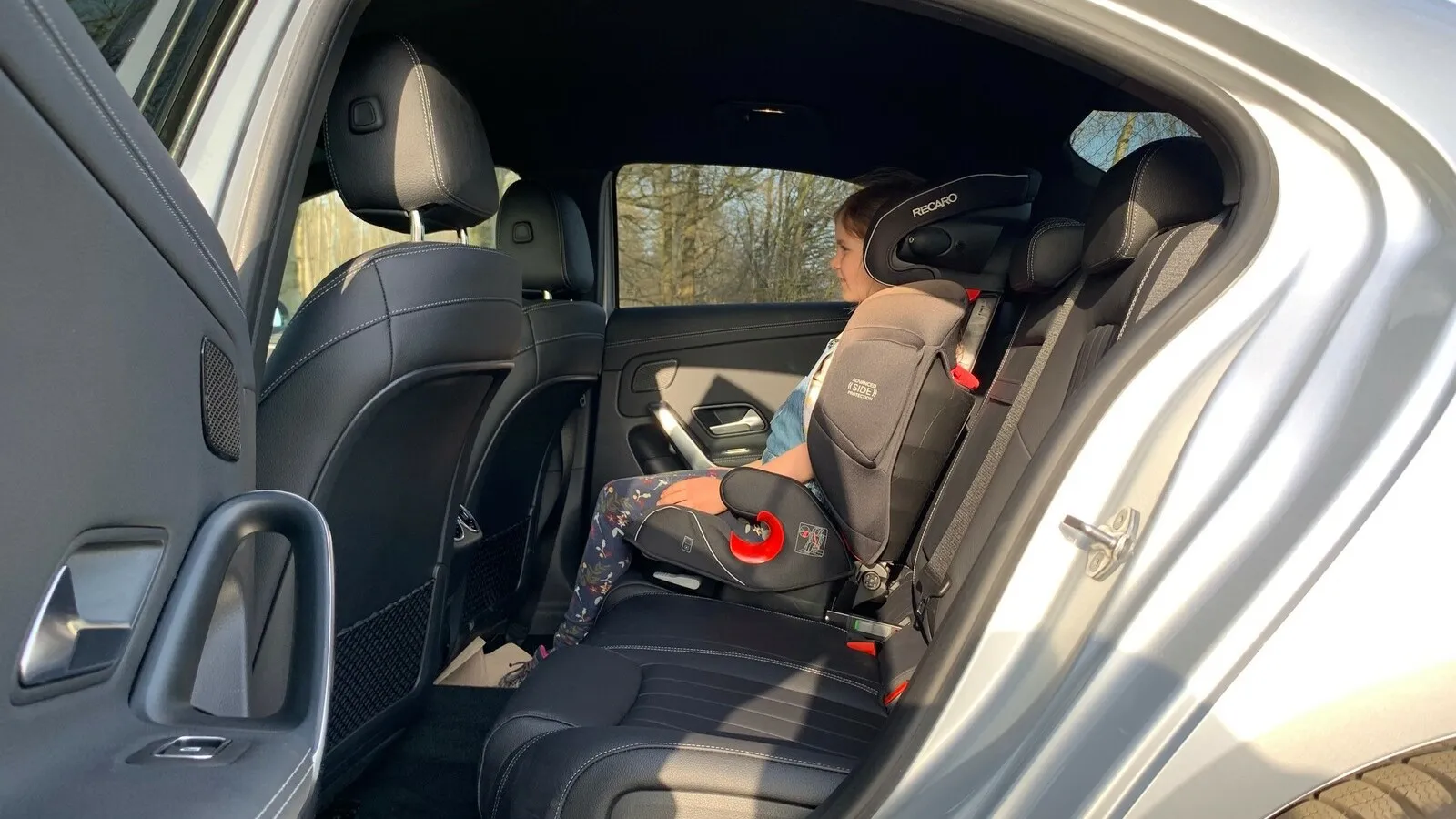 Mercedes Benz A 250e: In der viertürigen Stufenhecklimousine haben auch Kinder in ihren Kindersitzen reichlich Platz.